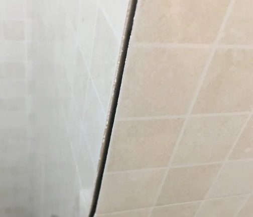 阿拉善盟瓷砖空鼓维修公司分享阳台瓷砖脱落的修复过程可以分为以下几个步骤