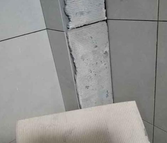 阿拉善盟瓷砖空鼓维修公司分享下厨房瓷砖脱落的补救措施。